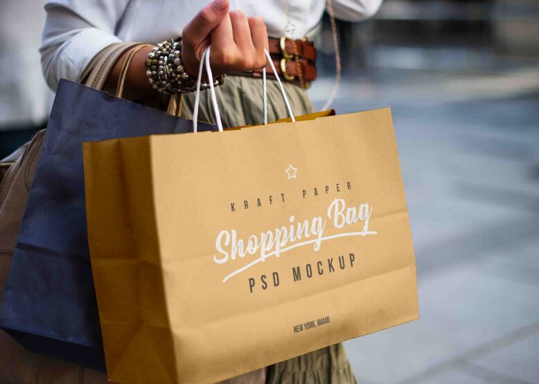 Free Female Holding Kraft Paper Shopping Bag Mockup PSD